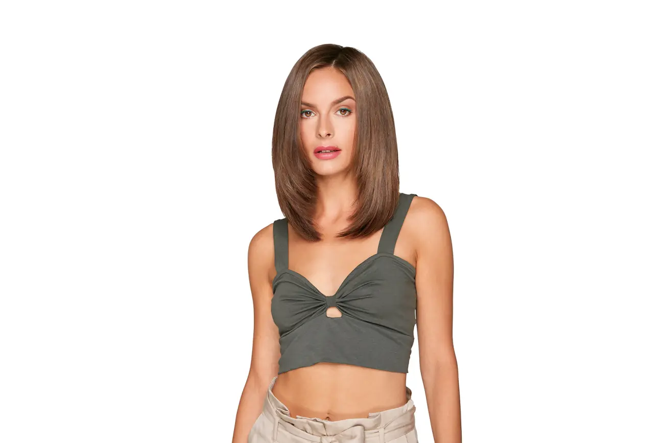 Modell mit schulterlangen Extensions (25 cm)