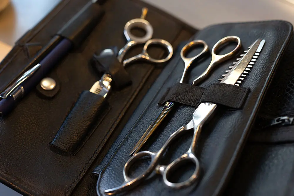 Friseurscheren in einer schwarzen Ledertasche